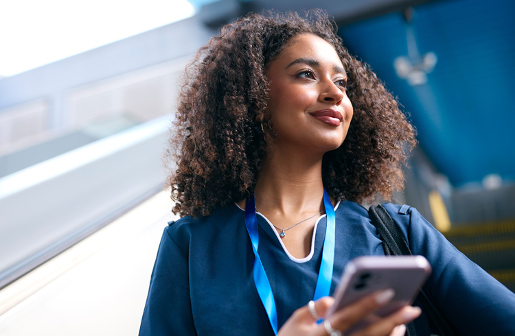 Immagine di una ragazza con il suo telefono in mano
